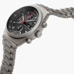 Porsche Design Chronograph 1 - All Titanium Numbered Edition – Herrenuhren Chronograph aus Edelstahl und PVD beschichtet. Das Gehäuse ist rund und silber. Das Titanarmband ist silber. Das Zifferblatt ist ein Index in schwarz. – Ansicht 2