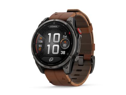 Garmin fenix 8 Pro 47mm AMOLED faserverstärktes Polymer und Titan DLC-Carbongrau digitales Zifferblatt braunes Lederband – Herrenuhren Uhr Multifunktion aus DLC beschichtet, Kunststoff und Titan. Das Gehäuse ist rund und grau. Das Lederarmband ist braun. Das Zifferblatt ist digital und schwarz. – Ansicht 2