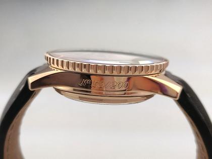 Breitling Montbrillant 01 Limited Edition Automatik Rotgold 40mm beiges Zifferblatt braunes Lederband RB013112 Full Set mit Garantie Occasion – Herrenuhren Chronograph aus 750 Rotgold. Das Gehäuse ist rund und rotgold. Das Lederarmband ist braun. Das Zifferblatt ist arabisch Index und beige. – Ansicht 4