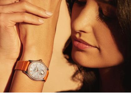 Glashütte Original Lady Serenade Luna Automatik Edelstahl 32,5mm weißes Zifferblatt oranges Lederband – Damenuhren Uhr ohne Datum aus 750 Rotgold, Edelstahl und Leder. Das Gehäuse ist rund und silber. Das Lederarmband Kroko / Alligator ist orange. Das Zifferblatt ist ein Index in weiß. – Ansicht 9