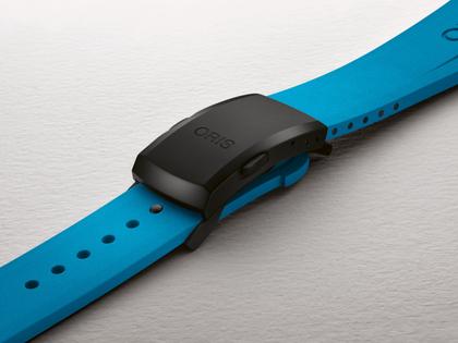 Oris Aquis Pro 1000M Automatik Titan Schwarz-PVD 49,5mm blaues Wellen-Zifferblatt blaues Kautschukband – Herrenuhren Uhr mit Datum aus Edelstahl, Kautschuk, PVD beschichtet und Titan. Das Gehäuse ist rund und schwarz. Das Kautschuk / Kunststoff / Silikon Armband ist blau. Das Zifferblatt ist ein Index in blau. – Ansicht 8