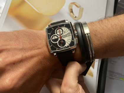Union Glashütte Averin Chronograph Automatik Edelstahl 41mm schwarzes Zifferblatt schwarzes Lederband – Herrenuhren Chronograph aus Edelstahl. Das Gehäuse ist quadratisch und silber. Das Lederarmband ist schwarz. Das Zifferblatt ist ein Index in schwarz. – Ansicht 6