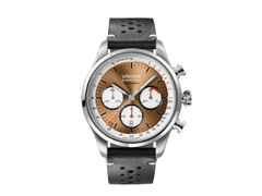 Union Glashütte Belisar Chronograph Silvretta Classic 2024 Limitierte Edition Automatik Edelstahl 44mm bronzefarbenes Zifferblatt schwarzes Lederband und Edelstahlband – Herrenuhren Chronograph aus Edelstahl und Leder. Das Gehäuse ist rund und silber. Das Lederarmband ist schwarz. Das Zifferblatt ist arabisch Index und braun.