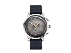 Glashütte Original Sixties Chronograph Jahresedition 2023/2024 Automatik Edelstahl 42mm graues Zifferblatt schwarzes Textilband – Herrenuhren Chronograph aus Edelstahl. Das Gehäuse ist rund und silber. Das Textilarmband ist blau. Das Zifferblatt ist arabisch Index und grau.