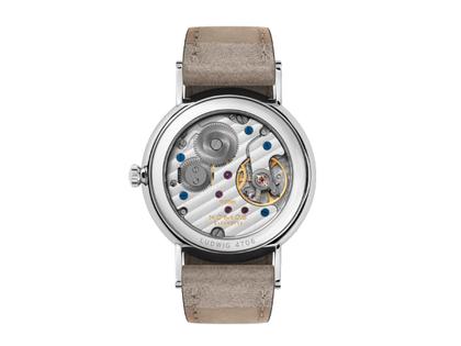 Nomos Glashütte Ludwig 33 Handaufzug Edelstahl weißes Zifferblatt braunes Lederband Glasboden – Damenuhren Uhr ohne Datum aus Edelstahl und Leder. Das Gehäuse ist rund und silber. Das Lederarmband ist beige. Das Zifferblatt ist römisch Index und weiß. – Ansicht 4