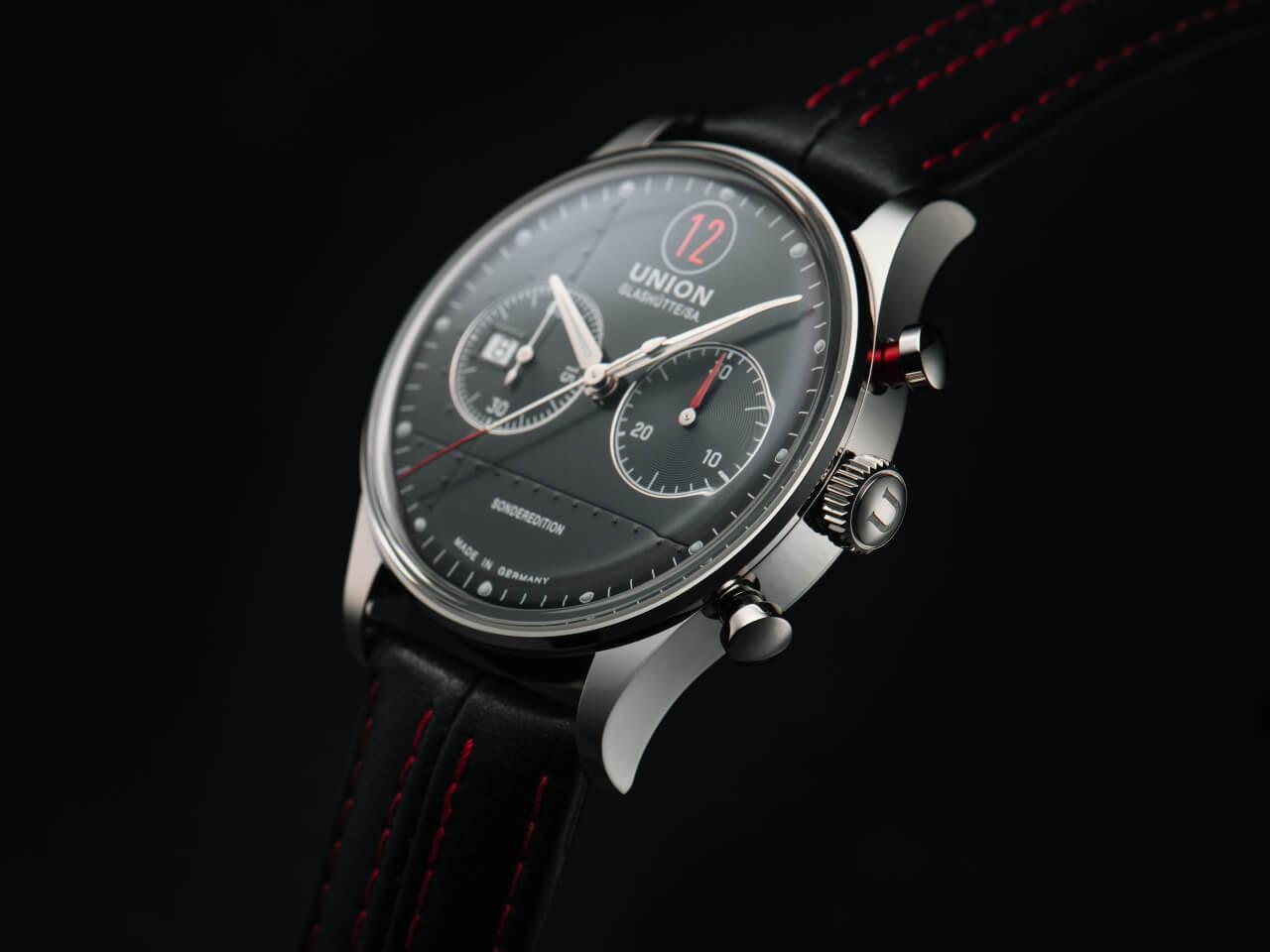Union Glashütte Noramis Chronograph Paul Pietsch Sonderedition Automatik Edelstahl 42mm schwarzes Zifferblatt schwarzes Lederband – Herrenuhren Chronograph aus Edelstahl. Das Gehäuse ist rund und silber. Das Lederarmband ist schwarz. Das Zifferblatt ist arabisch Index und schwarz. – Ansicht 4