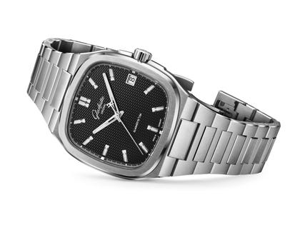 Glashütte Original Seventies Vintage Kollektion Vinyl Record Limited Edition Automatik Edelstahl 39x39mm schwarzes Zifferblatt Metallband und schwarzes Kautschukband – Herrenuhren Uhr mit Datum aus 750 Weißgold, Edelstahl und Kautschuk. Das Gehäuse ist quadratisch und silber. Das Edelstahlarmband ist silber. Das Zifferblatt ist ein Index in schwarz. – Ansicht 12