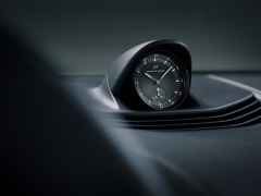 Porsche Design Sport Chrono Subsecond 42 Titan schwarzes Lederband – Herrenuhren Uhr mit Datum aus Titan. Das Gehäuse ist rund und silber. Das Lederarmband ist schwarz. Das Zifferblatt ist ein Index in schwarz. – Ansicht 6