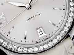 Glashütte Original Lady Serenade Automatik Edelstahl 36mm silberfarbenes Zifferblatt mit Brillanten beiges Lederband – Damenuhren Uhr mit Datum aus Edelstahl. Das Gehäuse ist rund und silber. Das Lederarmband Kroko / Alligator ist weiß. Das Zifferblatt ist römisch Index und silber. – Ansicht 2
