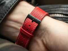 Sternglas Naos Edition Bauhaus III Quarz Edelstahl Schwarz-PVD 38mm weißes Zifferblatt rotes Lederband – Herrenuhren Uhr mit Datum aus Edelstahl, Leder und PVD beschichtet. Das Gehäuse ist rund und schwarz. Das Lederarmband ist rot. Das Zifferblatt ist arabisch Index und weiß. – Ansicht 9