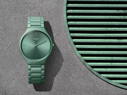 Rado True Thinline Les Couleurs Le Corbusier Quarz Keramik Greyed English Green 32041 – Damenuhren Uhr ohne Datum aus Keramik und Titan. Das Gehäuse ist rund und grün. Das Keramikarmband ist grün. Das Zifferblatt ist ein Index in grün. – Ansicht 3