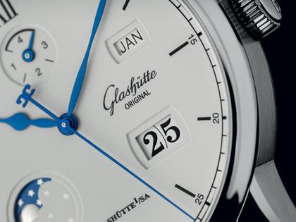 Glashütte Original Senator Excellence Ewiger Kalender Automatik Edelstahl silberweißes Zifferblatt schwarzes Lederband – Herrenuhren Uhr mit Kalender aus Edelstahl. Das Gehäuse ist rund und silber. Das Lederarmband Kroko / Alligator ist schwarz. Das Zifferblatt ist römisch Index und weiß. – Ansicht 3
