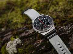 Porsche Design Chronograph 1 - 1972 Limited Edition GP 2023 – Herrenuhren Chronograph aus Titan. Das Gehäuse ist rund und silber. Das Textilarmband ist weiß. Das Zifferblatt ist ein Index in schwarz. – Ansicht 8
