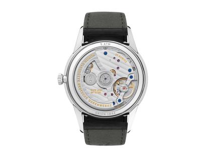 Nomos Glashütte Orion neomatik 41 Datum New Black Automatik Edelstahl schwarzes Zifferblatt schwarzes Lederband Glasboden – Herrenuhren Uhr mit Datum aus Edelstahl, Leder und rhodiniert. Das Gehäuse ist rund und silber. Das Lederarmband ist schwarz. Das Zifferblatt ist ein Index in schwarz. – Ansicht 2
