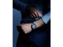 Omega Seamaster Aqua Terra 150M Automatik Edelstahl 43mm hellblaues Zifferblatt Metallband – Herrenuhren Uhr mit Datum aus Edelstahl. Das Gehäuse ist rund und silber. Das Edelstahlarmband ist silber. Das Zifferblatt ist ein Index in blau. – Ansicht 5