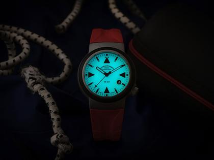 Mühle Glashütte S.A.R. Rescue-Timer LUMEN Automatik 42mm beiges Zifferblatt rotes Kautschukband – Herrenuhren Uhr mit Datum aus Edelstahl und Kautschuk. Das Gehäuse ist rund und silber. Das Kautschuk / Kunststoff / Silikon Armband ist rot. Das Zifferblatt ist ein Index in weiß. – Ansicht 3
