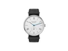 Nomos Glashütte Ludwig 38 Handaufzug Edelstahl weißes Zifferblatt schwarzes Lederband Stahlboden – Herrenuhren Uhr ohne Datum aus Edelstahl. Das Gehäuse ist rund und silber. Das Lederarmband ist braun. Das Zifferblatt ist römisch Index und weiß.
