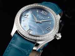 Glashütte Original Lady Serenade Automatik Edelstahl 36mm blaues Perlmutt-Zifferblatt mit Brillanten blaues Lederband – Damenuhren Uhr mit Datum aus Edelstahl. Das Gehäuse ist rund und silber. Das Lederarmband Kroko / Alligator ist blau. Das Zifferblatt ist römisch Index und blau. – Ansicht 2