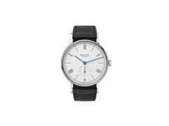 Nomos Glashütte Ludwig 35 Handaufzug Edelstahl weißes Zifferblatt schwarzes Lederband Glasboden – Herrenuhren Uhr ohne Datum aus Edelstahl und Leder. Das Gehäuse ist rund und silber. Das Lederarmband ist schwarz. Das Zifferblatt ist römisch Index und silber.