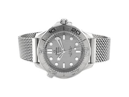 Omega Seamaster Diver 300M Automatik Edelstahl 42mm graues Zifferblatt Metallband 210.30.42.20.06.002 Full Set mit Garantie Occasion Neu – Herrenuhren Uhr ohne Datum aus Edelstahl. Das Gehäuse ist rund und silber. Das Edelstahlarmband ist silber. Das Zifferblatt ist ein Index in grau.