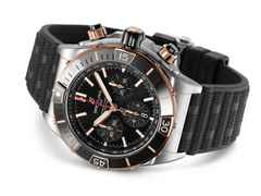 Breitling Super Chronomat B01 44 Automatik Edelstahl schwarzes Zifferblatt schwarzes Kautschukband – Herrenuhren Chronograph aus 950 Platin und Edelstahl. Das Gehäuse ist rund und silber-roségold. Das Kautschuk / Kunststoff / Silikon Armband ist schwarz. Das Zifferblatt ist ein Index in schwarz. – Ansicht 3