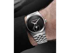 Frederique Constant Highlife Moonphase Date Manufacture Time+Tide Automatik Edelstahl 39mm schwarzes Onyx Zifferblatt – Herrenuhren Uhr mit Datum aus Edelstahl und Leder. Das Gehäuse ist rund und silber. Das Edelstahlarmband ist silber. Das Zifferblatt ist ohne Zeichen und schwarz. – Ansicht 9