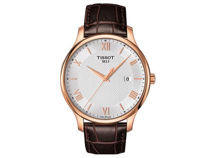 Tissot Tradition Herrenuhr PVD silberfarben mit Lederband – Herrenuhren Uhr mit Datum aus Edelstahl und PVD beschichtet. Das Armband ist ein Lederarmband. Der Zifferblatt ist römisch Index.