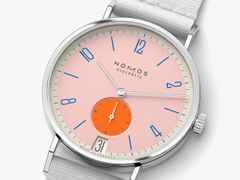 Nomos Glashütte Tangente 38 Datum "175 Years Watchmaking - Flamingopink" Handaufzug Edelstahl rosa Zifferblatt graues Textilband Glasboden – Herrenuhren Uhr mit Datum aus Edelstahl. Das Gehäuse ist rund und silber. Das Textilarmband ist grau. Das Zifferblatt ist arabisch Index und rosa. – Ansicht 4
