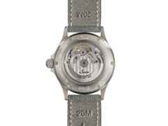 Sinn Spezialuhren 556 Malve Automatik Edelstahl 38,5mm rosa Zifferblatt Metallband limitiert – Damenuhren Uhr ohne Datum aus Edelstahl. Das Gehäuse ist rund und silber. Das Edelstahlarmband ist silber. Das Zifferblatt ist ein Index in rosa. – Ansicht 2