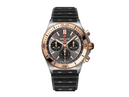 Breitling Chronomat B01 42 Automatik Edelstahl graues Zifferblatt schwarzes Kautschukband – Herrenuhren Chronograph aus 750 Rotgold und Edelstahl. Das Gehäuse ist rund und silber-rotgold. Das Kautschuk / Kunststoff / Silikon Armband ist schwarz. Das Zifferblatt ist ein Index in anthrazit.