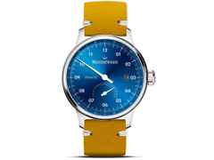 MeisterSinger Primatic Mittelblau – Herrenuhren Uhr mit Datum aus Edelstahl und Leder. Das Gehäuse ist rund und silber. Das Lederarmband ist gelb. Das Zifferblatt ist arabisch und blau.
