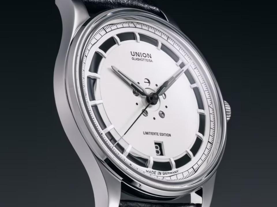 Union Glashütte Noramis Datum Deutschland Klassik 2025 Limitierte Edition Automatik Edelstahl 40mm Felgendesign Zifferblatt schwarzes Lederband – Herrenuhren Uhr mit Datum aus Edelstahl und Leder. Das Gehäuse ist rund und silber. Das Lederarmband ist schwarz. Das Zifferblatt ist ohne Zeichen und schwarz. – Ansicht 3