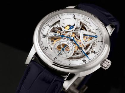 Glashütte Original Senator Mondphase Skelettierte Edition Handaufzug Weißgold 42mm silbernes Zifferblatt schwarzes Lederband – Herrenuhren Uhr ohne Datum aus 750 Weißgold. Das Gehäuse ist rund und silber. Das Lederarmband Kroko / Alligator ist blau. Das Zifferblatt ist römisch Index und silber. – Ansicht 2