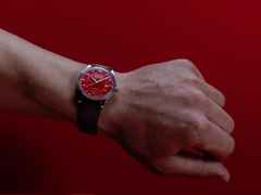 Union Glashütte Noramis Datum Automatik Edelstahl 40mm rotes Zifferblatt braunes Lederband – Herrenuhren Uhr mit Datum aus Edelstahl. Das Gehäuse ist rund und silber. Das Lederarmband ist braun. Das Zifferblatt ist ein Index in rot. – Ansicht 2