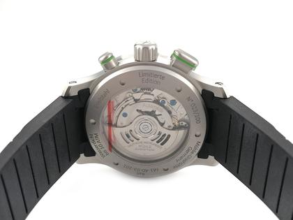 Mühle Glashütte Rallye-Chronograph GLP Limited Edition Automatik 45mm Kautschukband M1-40-93-201 Full Set mit Garantie Occasion Neu – Herrenuhren Chronograph aus Edelstahl. Das Gehäuse ist rund und silber. Das Kautschuk / Kunststoff / Silikon Armband ist schwarz. Das Zifferblatt ist ein Index in schwarz. – Ansicht 2