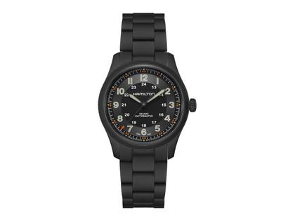 Hamilton Khaki Field Titanium Auto Titan schwarz beschichtet 38mm schwarzes Zifferblatt schwarzes Titanband – Herrenuhren Uhr ohne Datum aus PVD beschichtet und Titan. Das Gehäuse ist rund und schwarz. Das Titanarmband ist schwarz. Das Zifferblatt ist arabisch und schwarz.