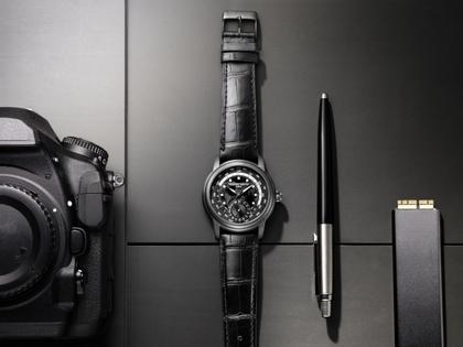 Frederique Constant Classics Worldtimer GMT Manufacture Automatik Edelstahl Schwarz-PVD 42mm schwarzes Zifferblatt schwarzes Lederband Limited Edition – Herrenuhren Uhr mit Datum aus Edelstahl und PVD beschichtet. Das Gehäuse ist rund und schwarz. Das Lederarmband Kroko / Alligator ist schwarz. Das Zifferblatt ist ein Index in schwarz. – Ansicht 4