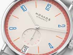 Nomos Glashütte Tangente 38 Datum "175 Years Watchmaking - Love" Handaufzug Edelstahl cremeweißes Zifferblatt graues Textilband Glasboden – Herrenuhren Uhr mit Datum aus Edelstahl. Das Gehäuse ist rund und silber. Das Textilarmband ist grau. Das Zifferblatt ist arabisch Index und beige. – Ansicht 4