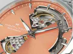 Hamilton Jazzmaster Open Heart Lady Automatik Edelstahl 36mm apricotfarbenes Zifferblatt Metalband – Damenuhren Uhr ohne Datum aus Edelstahl. Das Gehäuse ist rund und silber. Das Edelstahlarmband ist silber. Das Zifferblatt ist ein Index in orange. – Ansicht 5