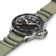 Hamilton Khaki Navy Frogman Automatic Edelstahl 46mm schwarzes Zifferblatt grünes Kautschukband – Herrenuhren Uhr ohne Datum aus Edelstahl und Kautschuk. Das Gehäuse ist rund und silber. Das Kautschuk / Kunststoff / Silikon Armband ist grün. Das Zifferblatt ist arabisch Index und schwarz. – Ansicht 3