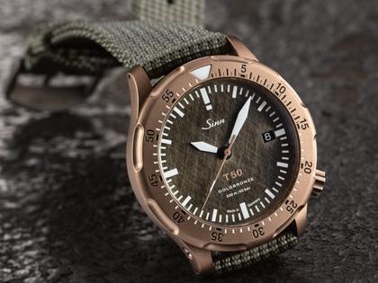 Sinn Spezialuhren T50 Goldbronze Automatik Bronze 41mm graues Zifferblatt graues Textilband Limited Edition – Herrenuhren Uhr mit Datum aus Bronze und Edelstahl. Das Gehäuse ist rund und bronze. Das Textilarmband ist grau. Das Zifferblatt ist ein Index in braun. – Ansicht 4