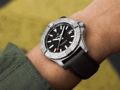 Breitling Avenger Automatik 42 Edelstahl schwarzes Zifferblatt schwarzes Lederband – Herrenuhren Uhr mit Datum aus Edelstahl und Leder. Das Gehäuse ist rund und silber. Das Lederarmband ist schwarz. Das Zifferblatt ist ein Index in schwarz. – Ansicht 5