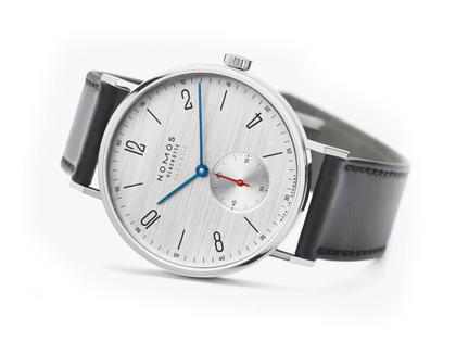 Nomos Glashütte Tangente 39 neomatik Silvercut Automatik Edelstahl 39mm silberfarbenes Zifferblatt schwarzes Lederband – Herrenuhren Uhr ohne Datum aus Edelstahl. Das Gehäuse ist rund und silber. Das Lederarmband ist schwarz. Das Zifferblatt ist arabisch Index und silber. – Ansicht 4