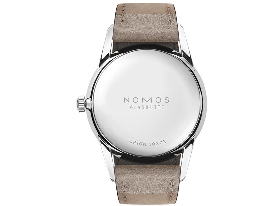 Nomos Glashütte Orion 33 Duo Handaufzug Edelstahl 33mm weißes Zifferblatt beiges Lederband Stahlboden – Damenuhren Uhr ohne Datum aus Edelstahl. Das Gehäuse ist rund und silber. Das Lederarmband ist beige. Das Zifferblatt ist ein Index in beige. – Ansicht 2