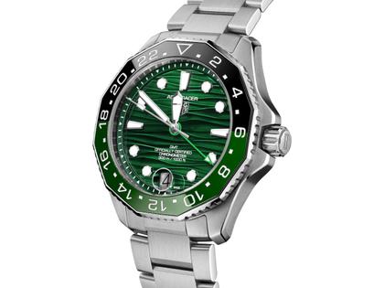 TAG Heuer Aquaracer Professional 300 GMT Automatik Edelstahl 42mm grünes Zifferblatt Metallband – Herrenuhren Uhr mit Datum aus Edelstahl und Keramik. Das Gehäuse ist rund und silber. Das Edelstahlarmband ist silber. Das Zifferblatt ist ein Index in grün. – Ansicht 2