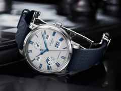 Glashütte Original Senator Excellence Ewiger Kalender Automatik Edelstahl 42mm silbergraues Zifferblatt blaues Textilband – Herrenuhren Uhr mit Kalender aus Edelstahl. Das Gehäuse ist rund und silber. Das Textilarmband ist blau. Das Zifferblatt ist römisch und grau. – Ansicht 2