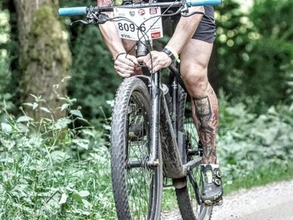 Juwelier Roller | Atelier BikeChains Fahrradketten-Armband mit schwarzem Textilband – Armschmuck Armband in schwarz und aus Titan. – Ansicht 3