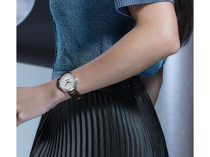 Frederique Constant Classics Moneta Moonphase Quarz 37mm silberfarbenes Zifferblatt braunes Lederband – Herrenuhren Uhr ohne Datum aus Edelstahl und Leder. Das Gehäuse ist rund und silber. Das Lederarmband ist braun. Das Zifferblatt ist ein Index in silber. – Ansicht 5