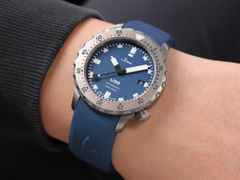 Sinn Spezialuhren U50 B Automatik U-Boot-Stahl 41mm blaues Zifferblatt blaues Textilband – Herrenuhren Uhr mit Datum aus Edelstahl und Metall. Das Gehäuse ist rund und grau. Das Textilarmband ist blau. Das Zifferblatt ist ein Index in blau. – Ansicht 8