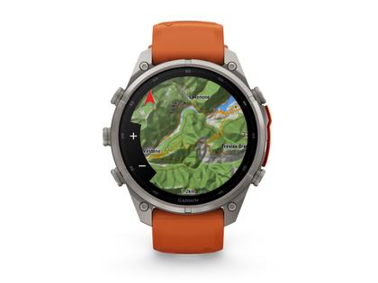 Garmin Fenix 9 Pro inReach Titan 47mm digitales Display orangefarbenes Silikonband – Herrenuhren Uhr Multifunktion aus Kautschuk und Titan. Das Gehäuse ist rund und grau. Das Kautschuk / Kunststoff / Silikon Armband ist orange. Das Zifferblatt ist digital und schwarz.